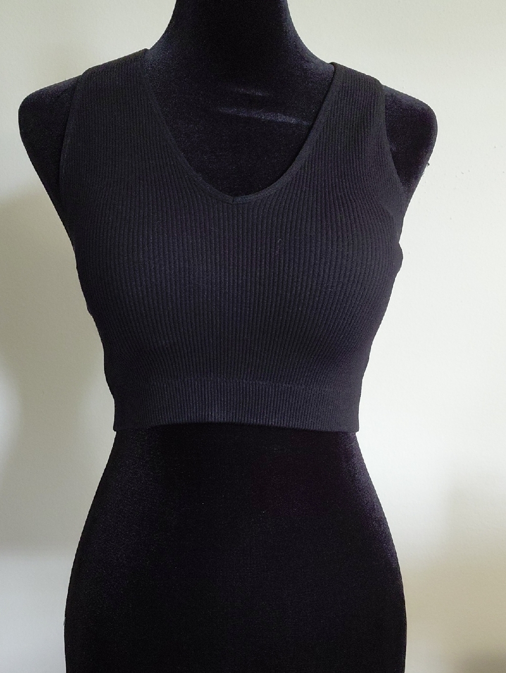 Zenana Outfitters Black Ribbed V-Neck Crop Tank